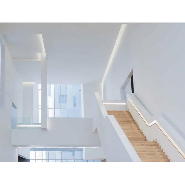 escalier avec bandes lumineuses