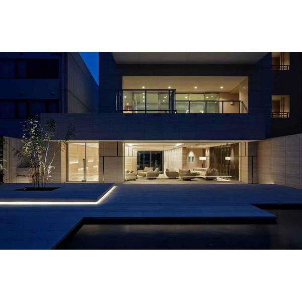 casa al aire libre con tiras de luces